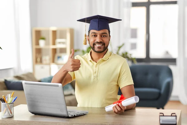 Étudiant indien avec ordinateur portable et diplôme à la maison — Photo