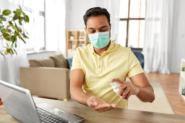Uomo in maschera con disinfettante per le mani a casa ufficio — Foto Stock