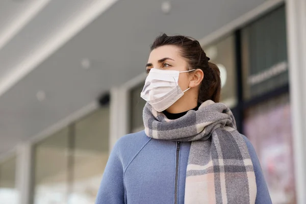 Koruyucu tıbbi maske takan genç bir kadın. — Stok fotoğraf