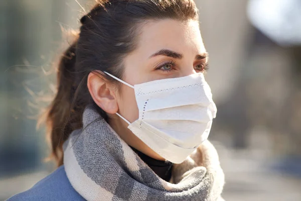 Jovem mulher usando máscara médica protetora — Fotografia de Stock