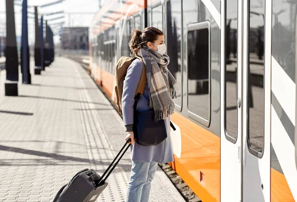 Mujer con mascarilla protectora en la estación de tren —  Fotos de Stock