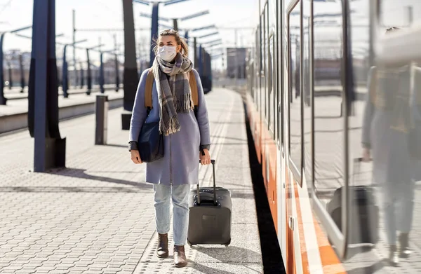Kobieta w masce ochronnej na dworcu kolejowym — Zdjęcie stockowe