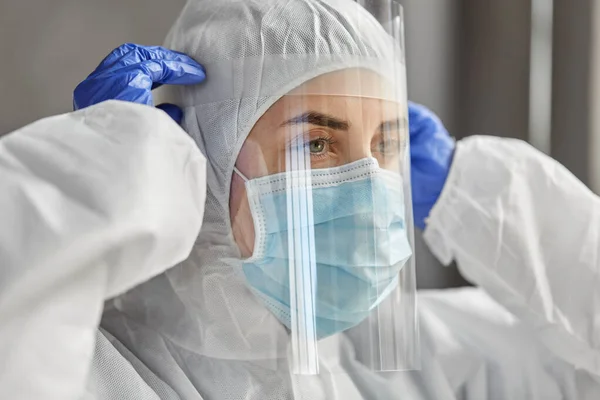 Doctor in protective wear, mask and face shield — Stock Photo, Image