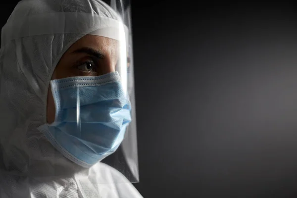 Γιατρός με προστατευτική φθορά, μάσκα και προστατευτικό προσώπου — Φωτογραφία Αρχείου