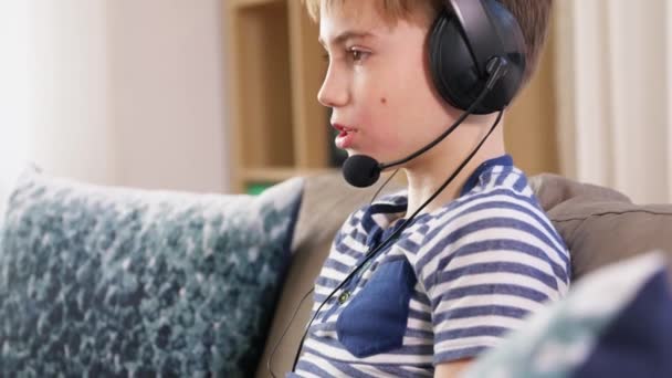 Pojke med gamepad spela TV-spel hemma — Stockvideo
