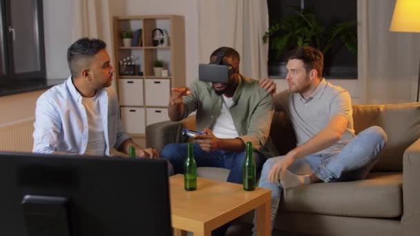 Amici maschi che giocano ai videogiochi a casa di notte — Video Stock
