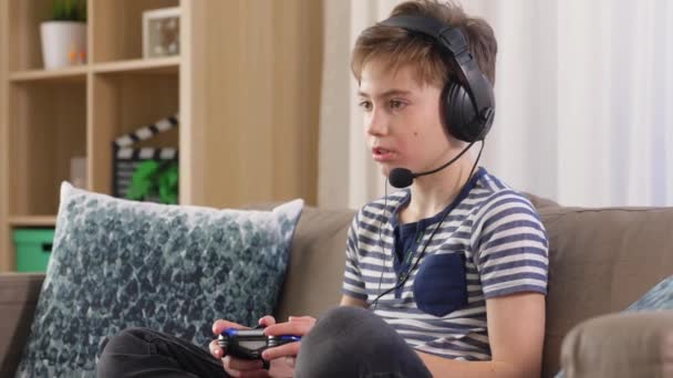 Ragazzo con gamepad giocare video gioco a casa — Video Stock