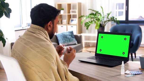 Zieke indiaanse man met video bellen op laptop — Stockvideo