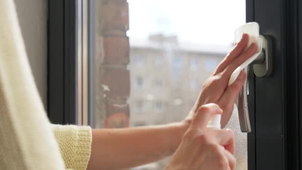 Vrouw reinigen venster handvat met ontsmettingsmiddel weefsel — Stockvideo
