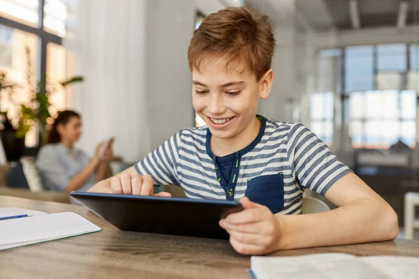 Student chłopiec z tabletu uczenia się komputerowego w domu — Zdjęcie stockowe