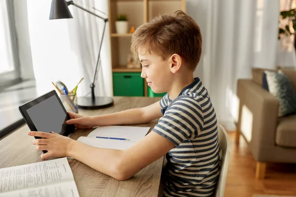 Estudante menino com tablet computador aprendizagem em casa — Fotografia de Stock