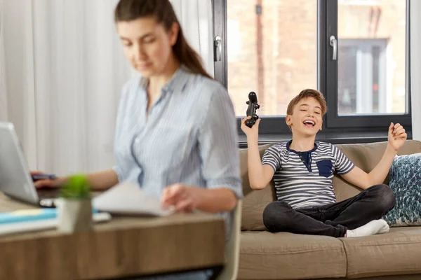 Ragazzo felice con gamepad giocare al videogioco a casa — Foto Stock