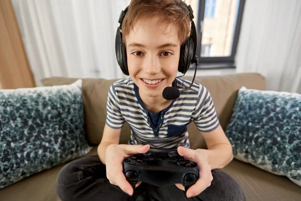 少年とゲームパッド家庭でビデオゲームをプレイ — ストック写真