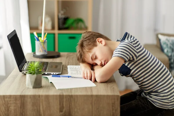 Zmęczony student chłopiec śpi na biurku w domu — Zdjęcie stockowe