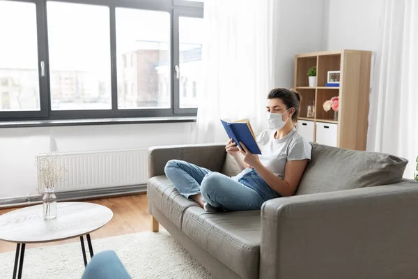 Maskeli hasta kadın evde kitap okuyor. — Stok fotoğraf