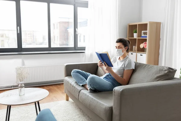 Femme malade dans le livre de lecture de masque médical à la maison — Photo