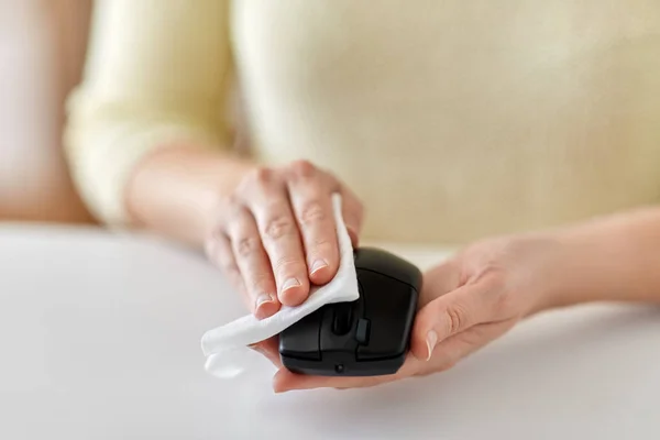 Close-up van vrouw schoonmaken computer muis — Stockfoto