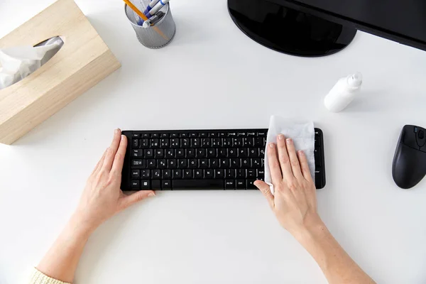 Gros plan du clavier de nettoyage femme avec mouchoir — Photo
