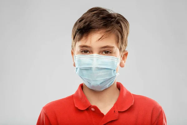 Chlapec v ochranné lékařské masce — Stock fotografie