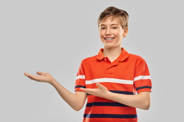 Sonriente chico mostrando algo invisible —  Fotos de Stock
