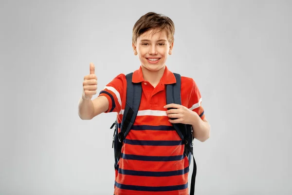 Glücklicher Studentenjunge mit Rucksack, der Daumen hoch zeigt — Stockfoto