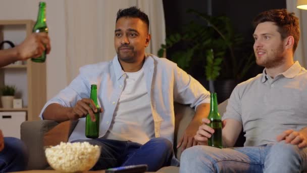 Amigos do sexo masculino beber cerveja e assistir tv em casa — Vídeo de Stock