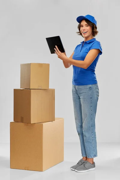 Chica de entrega con cajas de paquete y tableta pc — Foto de Stock