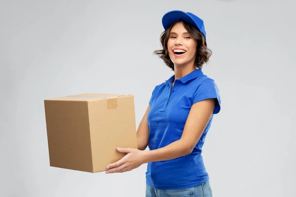 Chica entrega feliz con caja de paquete en azul — Foto de Stock