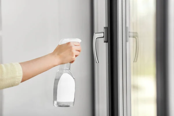 Uchwyt okna mycia rąk z detergentem — Zdjęcie stockowe