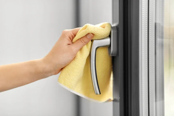 Alça da janela de limpeza das mãos com pano de microfibra — Fotografia de Stock