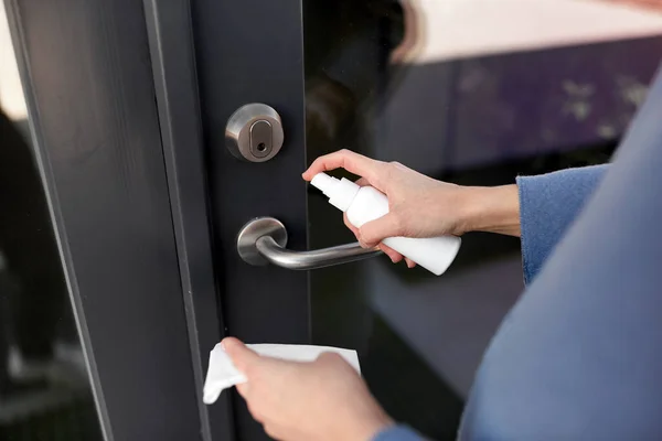 Manija de la puerta de limpieza a mano con spray desinfectante — Foto de Stock
