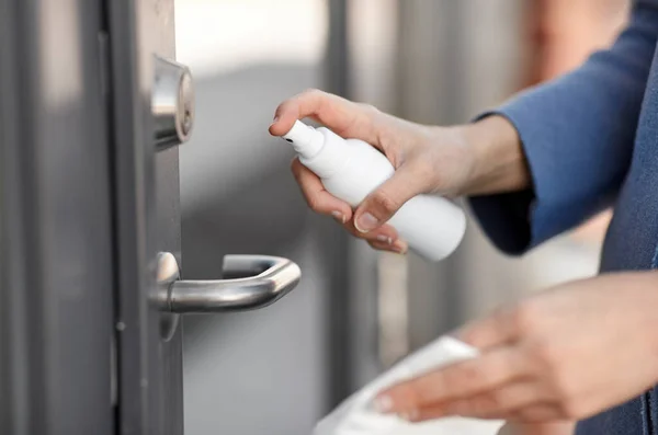 Manija de la puerta de limpieza a mano con spray desinfectante — Foto de Stock