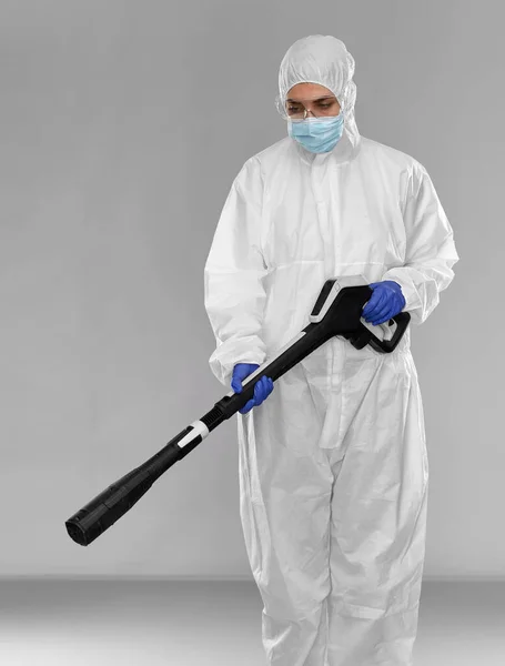 Pracownik sanitarny w firmie hazmat z myjką ciśnieniową — Zdjęcie stockowe