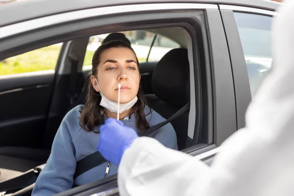 Operatore sanitario che fa il test coronavirus in auto — Foto Stock