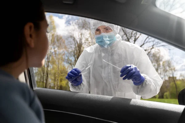 Gezondheidswerker maakt coronavirustest in de auto — Stockfoto