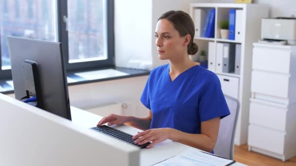Врач или медсестра с компьютером, работающие в больнице — стоковое видео