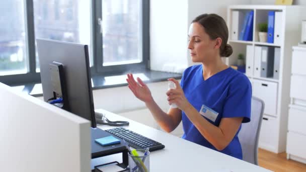 Medico o infermiere che utilizza disinfettante per le mani in ospedale — Video Stock
