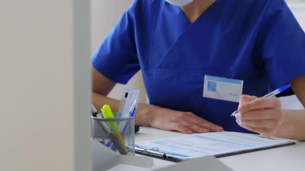 Médico ou enfermeiro em máscara com área de transferência no hospital — Vídeo de Stock