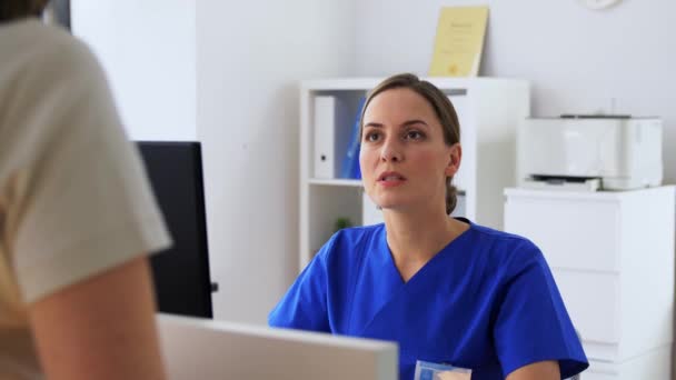 Médico con computadora y paciente en el hospital — Vídeos de Stock