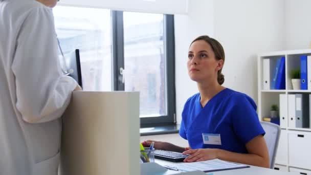 Krankenschwester übergibt Mappe an Arzt im Krankenhaus — Stockvideo