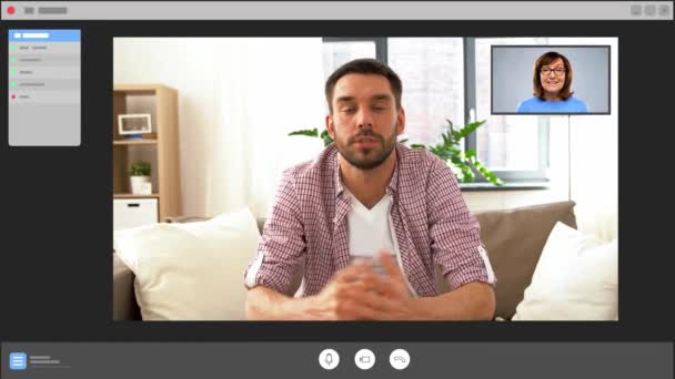 Fiatal férfi birtoklás video chat -val idősebb nő — Stock videók