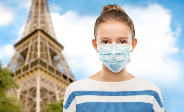 Dospívající dívka v ochranné lékařské masce — Stock fotografie