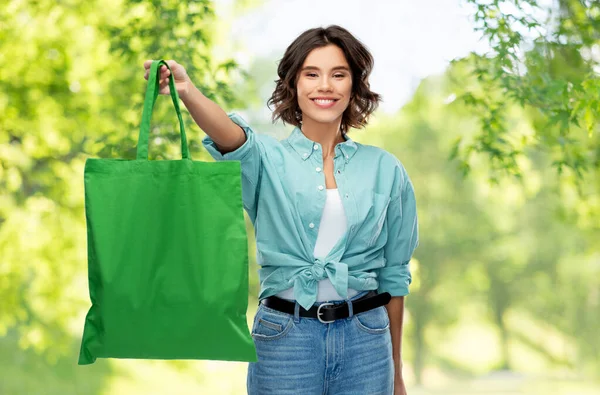 Donna con borsa di tela riutilizzabile per lo shopping alimentare — Foto Stock