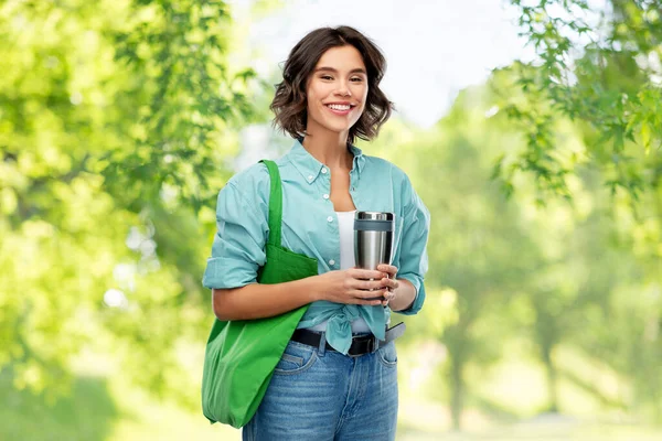 Женщина с сумкой для покупок продуктов питания и бамблер — стоковое фото