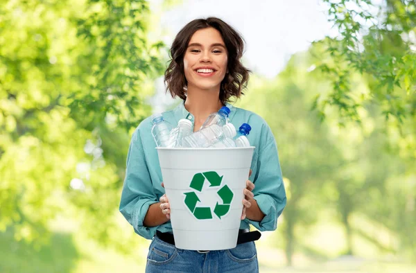 Lächelnde junge Frau beim Sortieren von Plastikmüll — Stockfoto