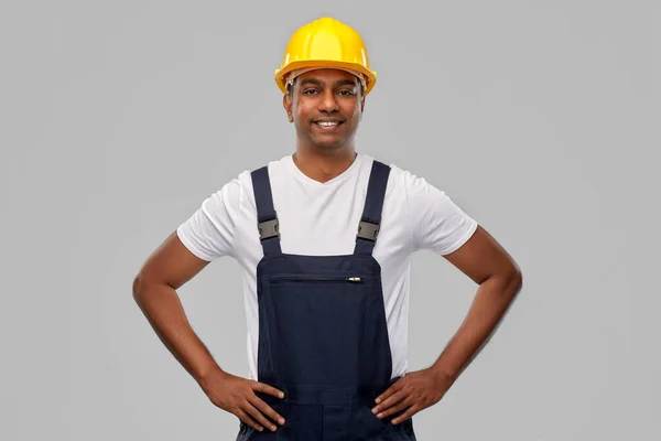 Feliz trabalhador indiano sorridente ou construtor no capacete — Fotografia de Stock