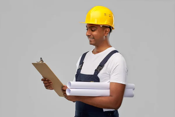 Constructor indio feliz con plano y portapapeles — Foto de Stock