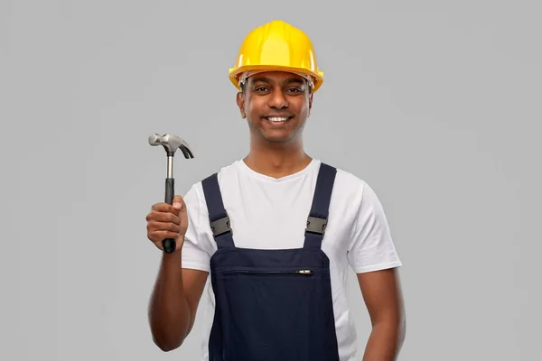 Šťastný usmívající se indický dělník nebo stavitel s kladivem — Stock fotografie