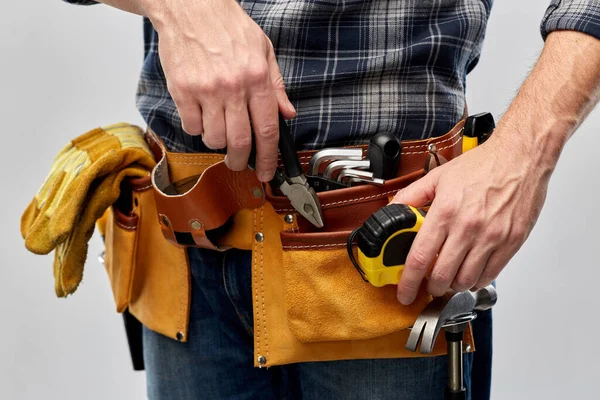 Ouvrier masculin ou constructeur avec outils de travail sur ceinture — Photo