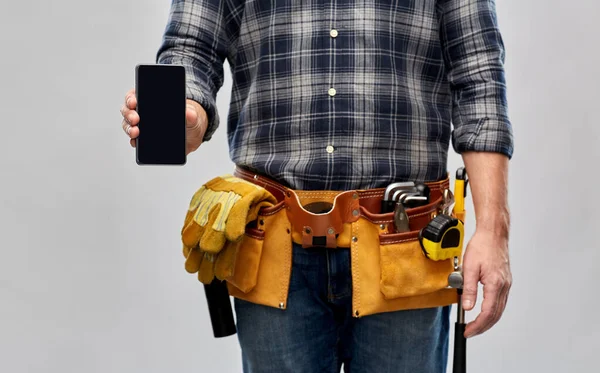 Arbeiter oder Bauarbeiter mit Telefon und Arbeitswerkzeug — Stockfoto